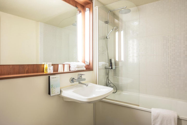Bathroom 5, Campanile Pontarlier, Doubs