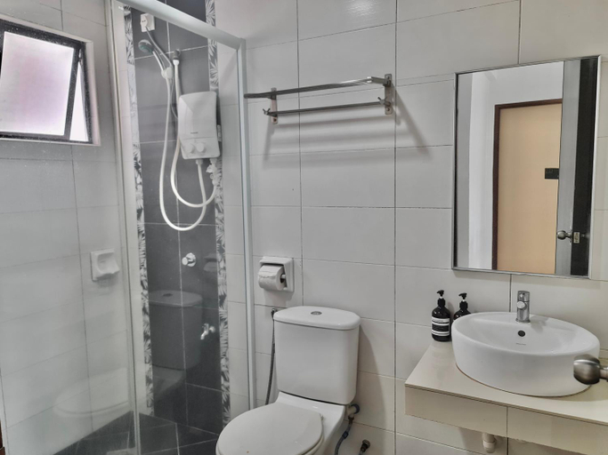 Bathroom 3, Marina Teluk Batik by Manhattan Group, Manjung