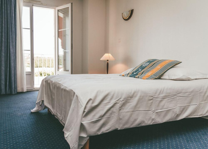 Bedroom 3, Terres de France - Appart'Hotel La Roche-Posay, Vienne