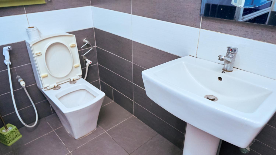 Bathroom 3, Crownedge Hotels, Ikeja