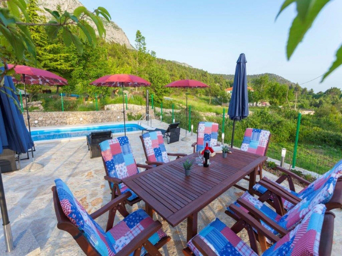 Sport & Beauty 2, Villa in Tucepi with Pool near Seabeach, Tučepi