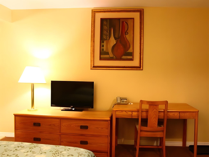 Bedroom 3, Hawberry Motel, Manitoulin