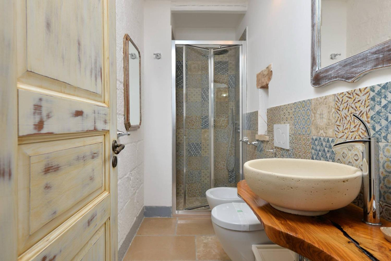 Bathroom 2, Masseria Santu Lasi, Lecce