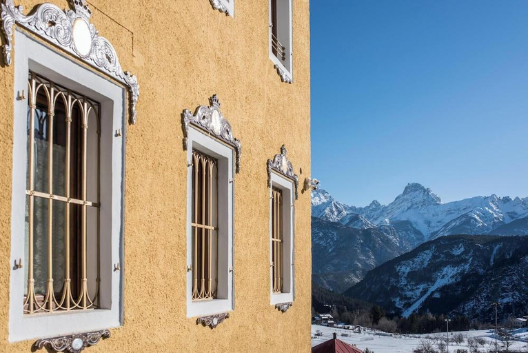 Exterior & Views