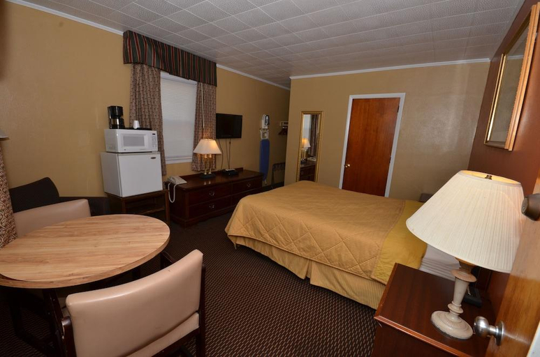 Bedroom 4, Budget Host Inn, Berks