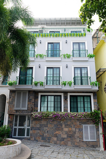 Exterior & Views