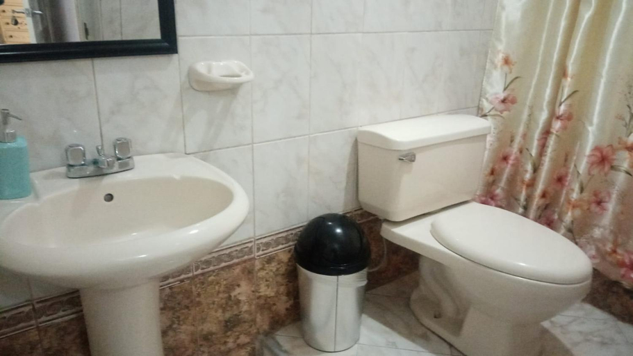 Bathroom 4, Strenua - Las Quintanas, Trujillo