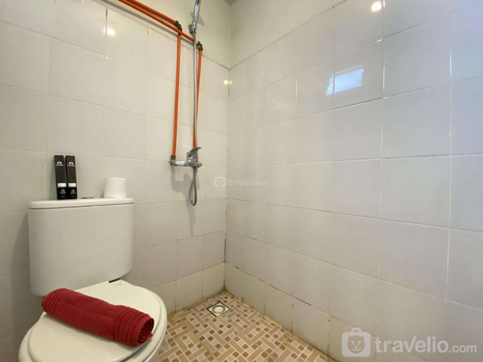Bathroom 3, Well Furnished 2BR at Suites @Metro By Travelio, Bandung