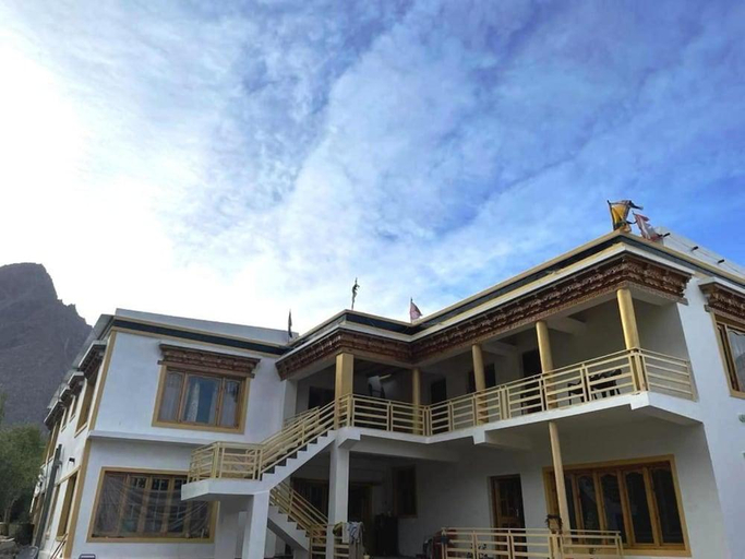 Exterior & Views