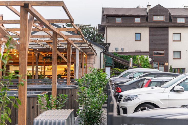 Exterior & Views