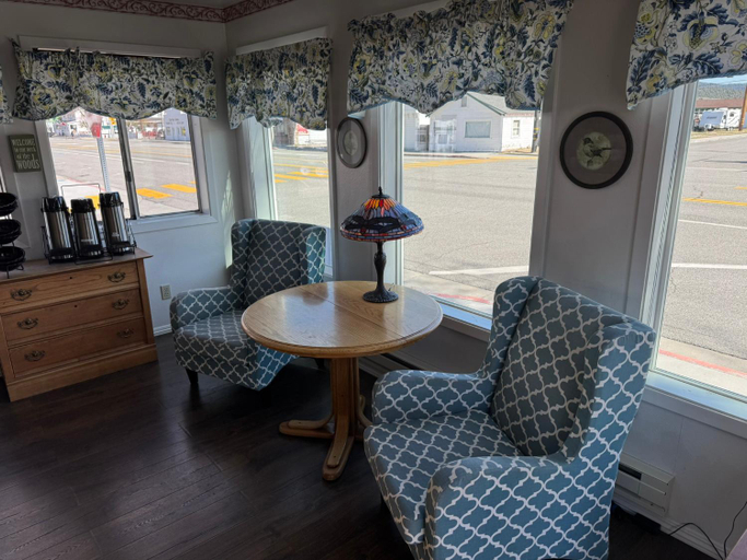 Public Area 3, Silver Maple Inn, Mono