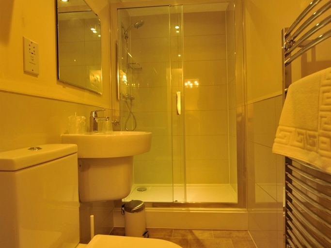Bathroom 2, Gail’s Guest House, Vale of Glamorgan
