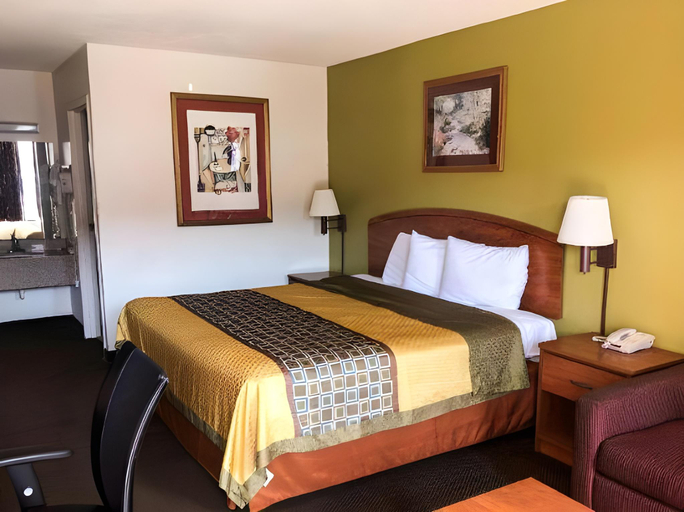 Bedroom 3, Rodeway Inn Sandston, Henrico