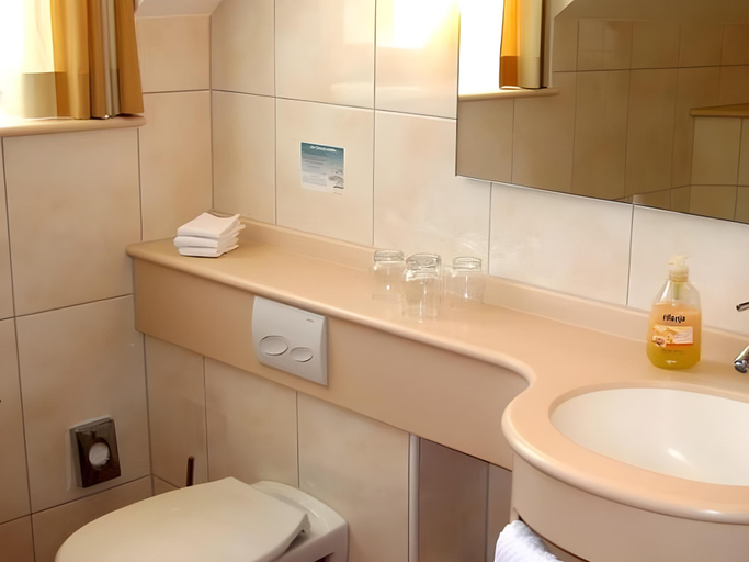 Bathroom 4, Hotel Kriemhild am Hirschgarten in Munich-Nymphenburg, München