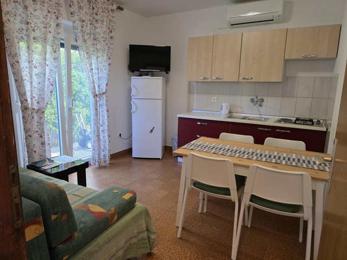 Others 2, Apartmani Eta, Pag