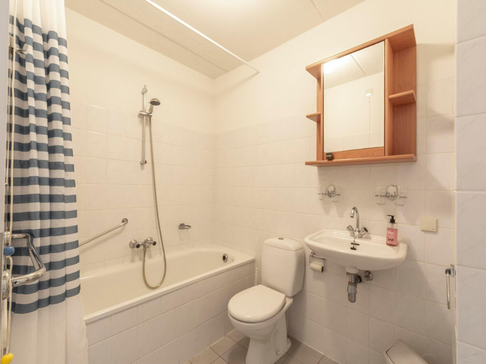 Bathroom, Beach Apartment 5 for 4 guests in Callanstoog, Zijpe