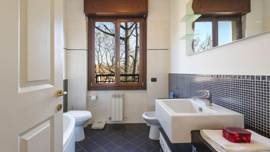 Bathroom 3, The House on the Lake, Varese