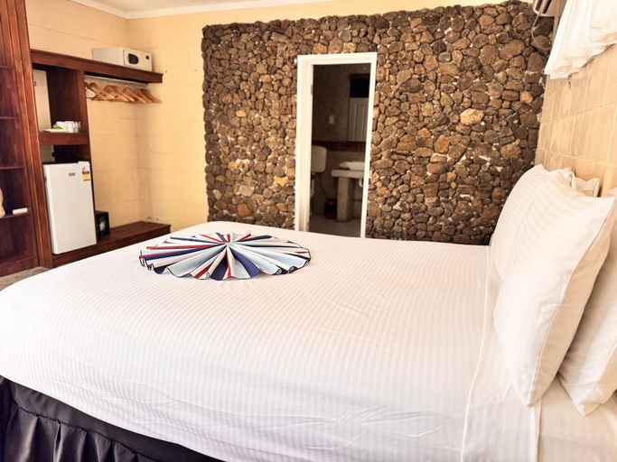 Bedroom 2, Orator Hotel, Faleata West