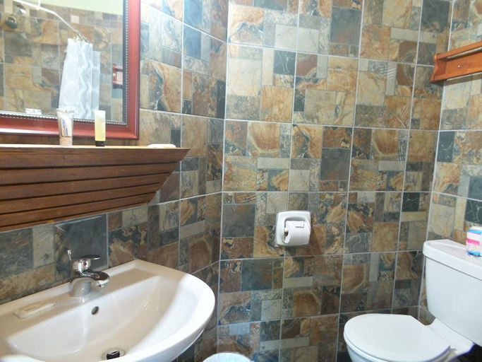 Bathroom 3, Shepherd's Inn