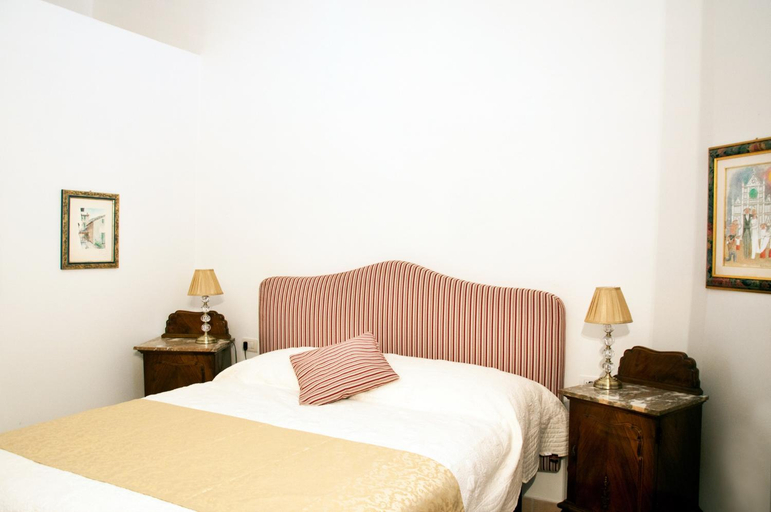 Bedroom 2, Evaluna Apartments, Florence