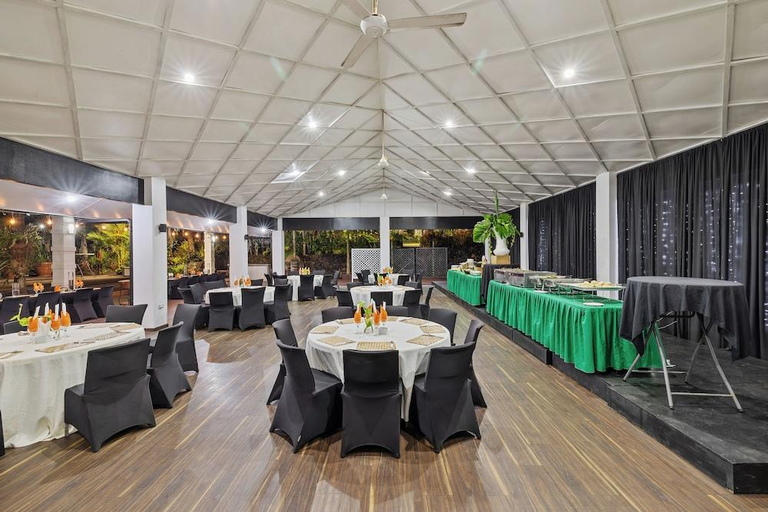 Food & Drinks 5, Orator Hotel, Faleata West