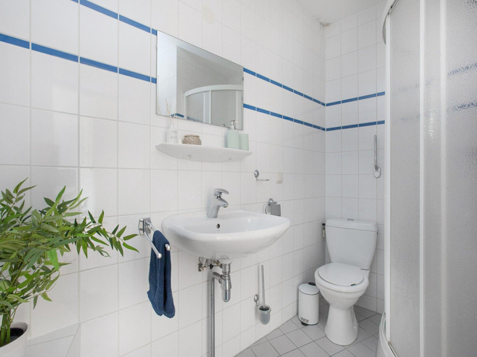 Bathroom 2, Residence Juliana 40 with dune views, Den Helder