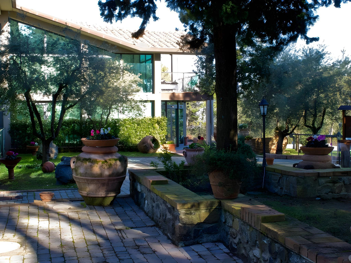 Exterior & Views