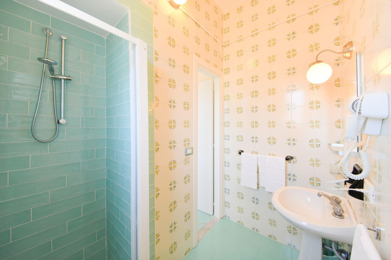 Bathroom 4, Albergo Atlantic, Napoli