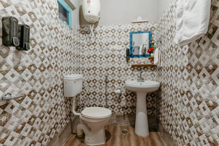 Bathroom 2, The Hood, Mandi
