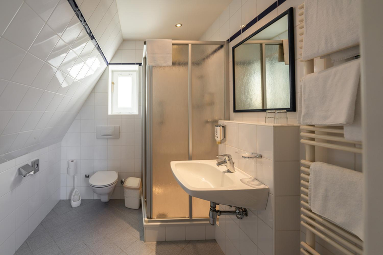 Bathroom 3, Johannes Schlossl - Gastehaus der Pallottiner am Monchsberg, Salzburg