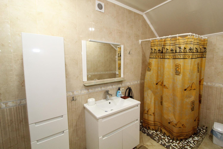 Bathroom 2, Ластівчине гніздо, Nadvirnians'kyi