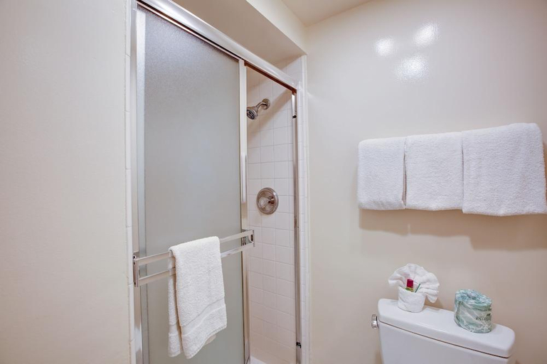 Bathroom 3, Newport Channel Inn - Near Huntington State Beach, Orange