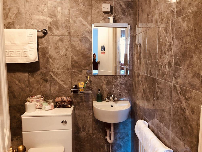 Bathroom 3, Auld Reekie Guest House, Edinburgh