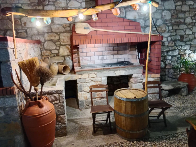 4, Tsampika's Traditional Stone Cottage in Siana, South Aegean