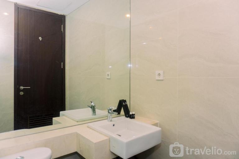 Bathroom, Homey Minimalist Studio at GP Plaza By Travelio, Jakarta Pusat