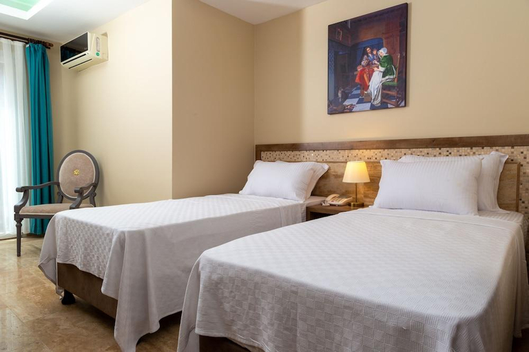 Bedroom 3, Caissa Hotel, Ayvalık