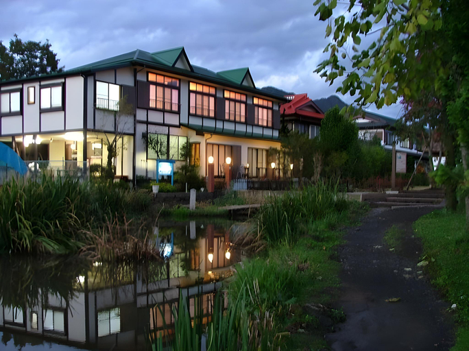 Exterior & Views