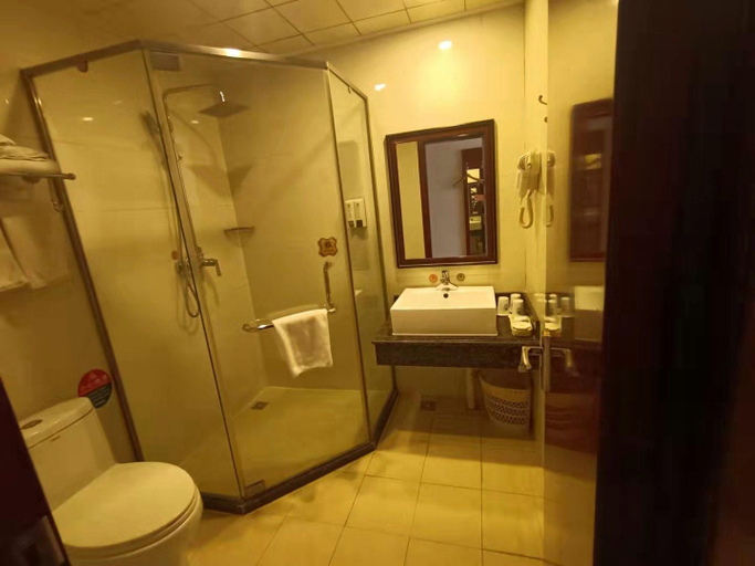 Bathroom 4, GreenTree Inn Chengde Luanping Luanyang Road Xiangyuan Road Express Hotel, Chengde