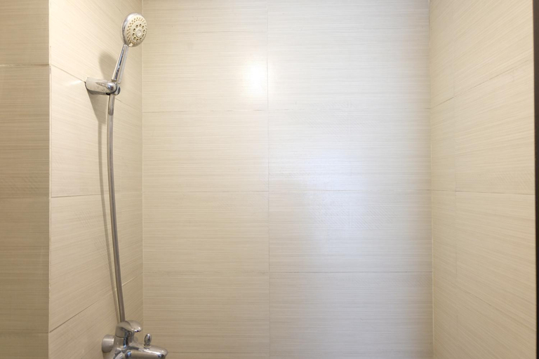 Bathroom 3, Comfy BestDeal 2BR Apt Gateway Pasteur By Travelio, Bandung