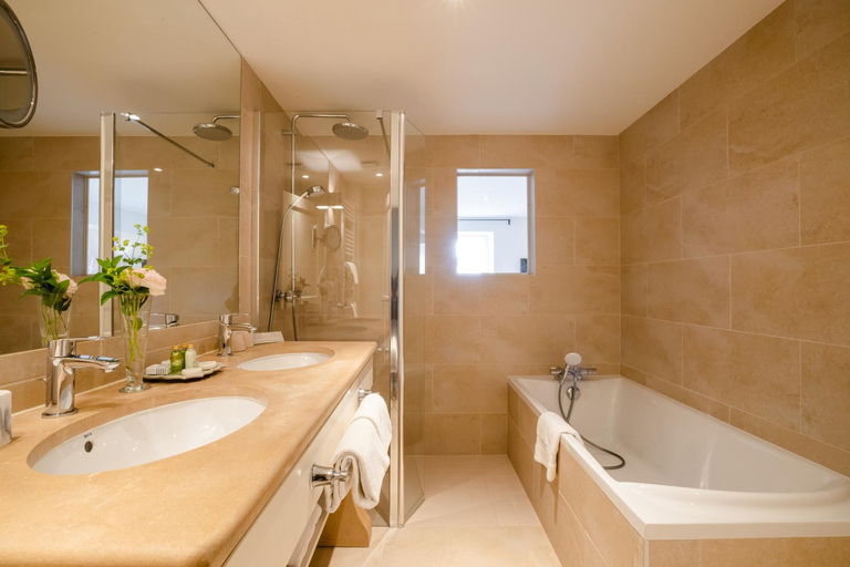 Bathroom 4, Villa Puycousin, Côte-d'Or
