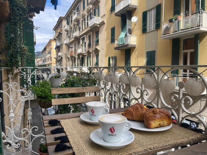 Food & Drinks, Luxury Designer Suite in the historical center, La Spezia