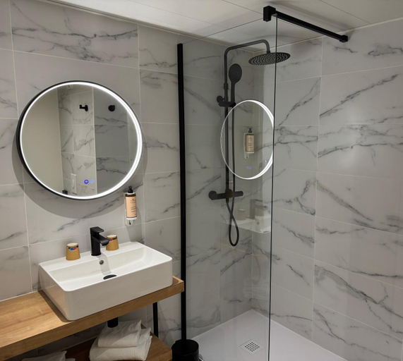 Bathroom 4, Hotel Mercure Paris Sud Les Ulis Courtaboeuf, Essonne