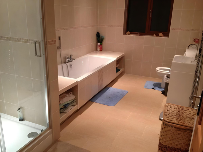 Bathroom 3, Laurel Bank, Powys