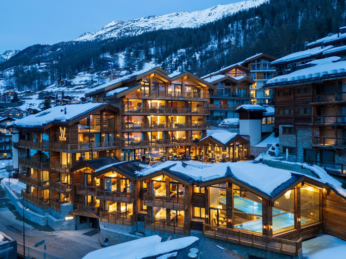 Exterior & Views
