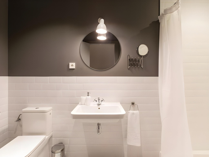 Bathroom 4, Izaila Plaza Catalunya, Barcelona