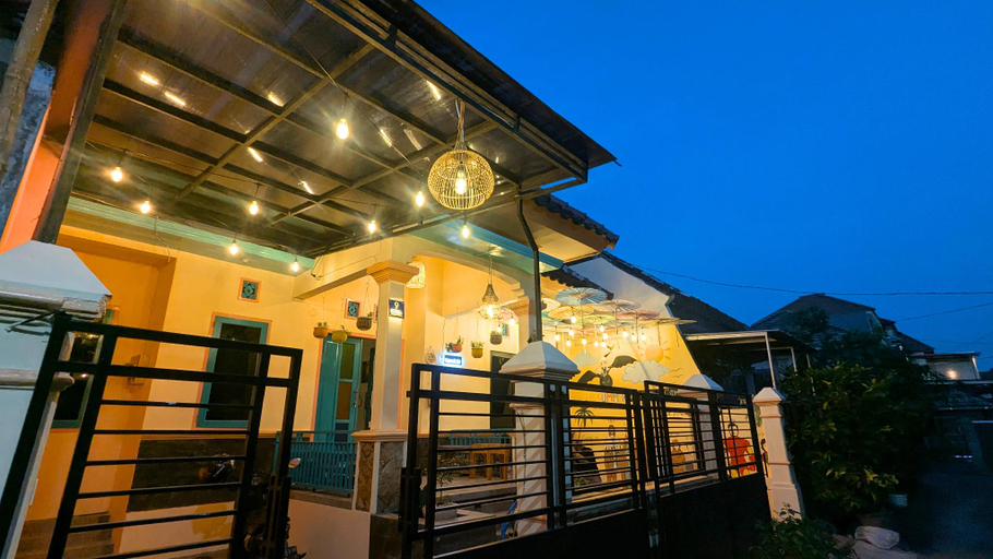 Exterior & Views 2, Casa de Vie Homestay, Malang