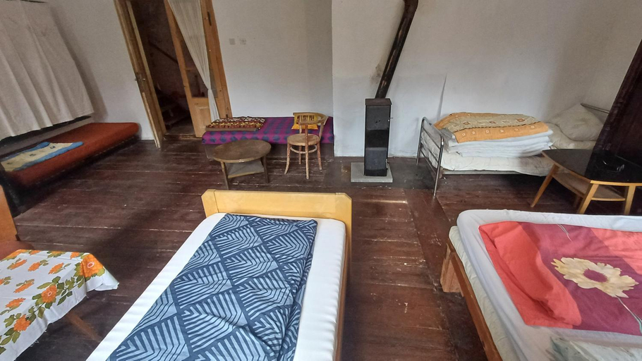 Bedroom 4, Cesta, Tábor