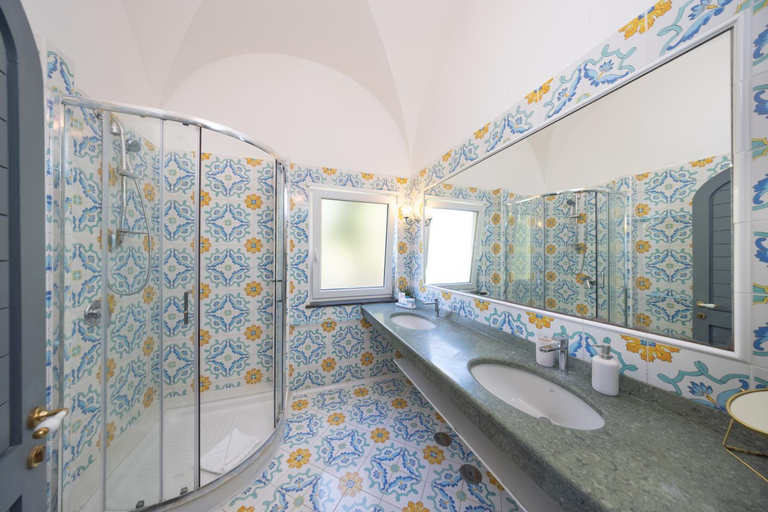 Bathroom 4, Oliveto Capri apartments, Napoli