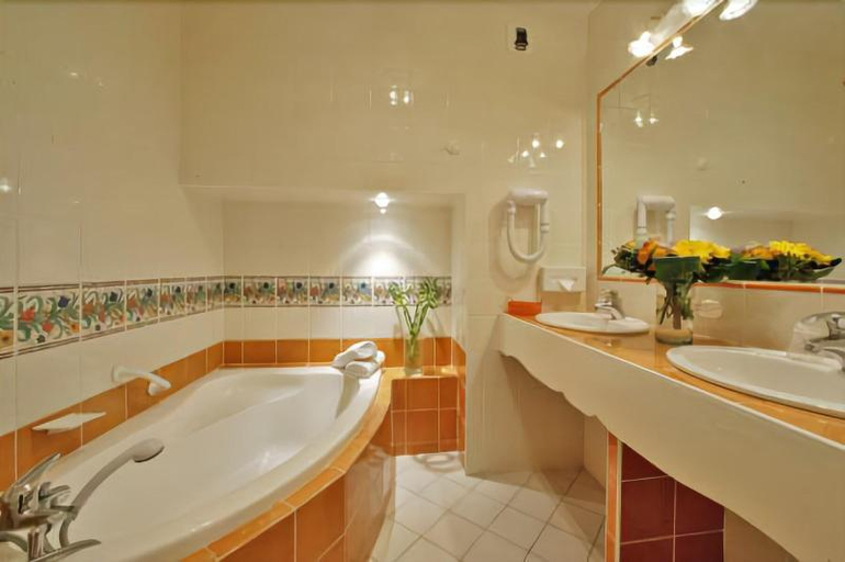 Bathroom 4, Hostellerie Du Passeur, Dordogne