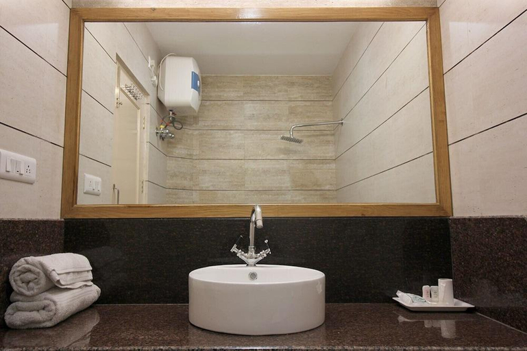 Bathroom 4, Hotel Asian Plaza, Kangra